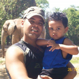 A photo of Giovanni and his father at the Jardim Zoológico de Belo Horizonte.